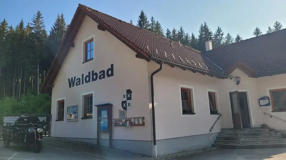 Hauptgebäude mit Waldbad-Schriftzug und Infotafeln